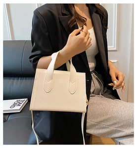 Vue détaillée d'un sac à bandoulière blanc minimaliste en texture de cuir PU lisse