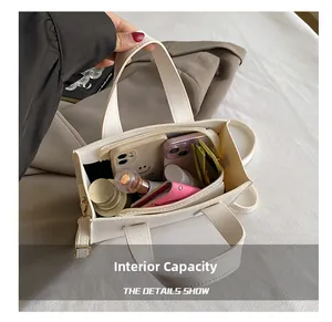 Aménagement intérieur du grand sac fourre-tout crème avec téléphone et cosmétiques