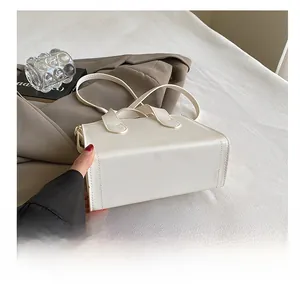 Détails du fond renforcé résistant à l'usure du sac cabas crème pour femmes