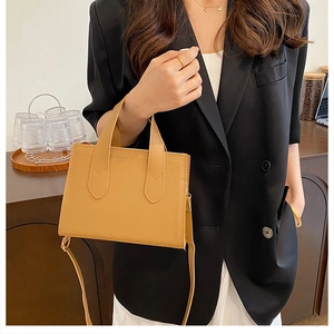 Sac fourre-tout minimaliste en cuir gingembre avec doubles poignées et bandoulière