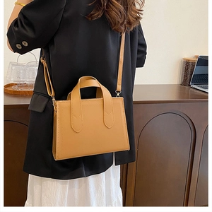 Sac à main fourre-tout marron camel minimaliste avec doubles poignées et bandoulière