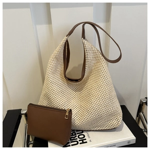 Détail du sac cabas tissé ajouré avec anses en cuir marron et pochette interne