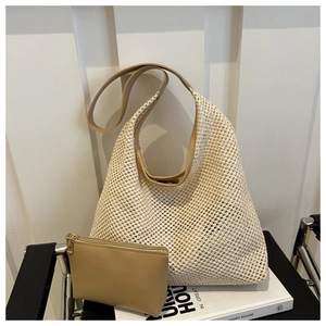 Détail du sac fourre-tout tissé avec anses en cuir et pochette assortie sur une chaise