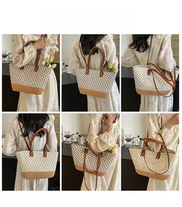 Detailansicht der Vintage-Strick-Tragetasche mit geometrischen Mustern und Lederriemen