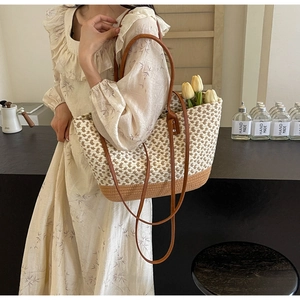Detail der gewebten Tragetasche mit beige-braunem Patchwork und Ledergriffen