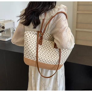 Detailaufnahmen des Fischgrätmusters und Farbmixes dieser Vintage-Strandtasche