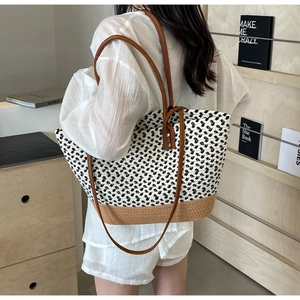 Vintage gewebte Shopper-Tasche mit geometrischem Muster und braunem Lederriemen