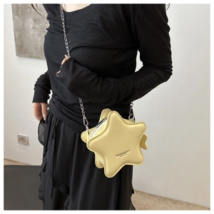 Détail du sac bandoulière en forme d'étoile jaune en cuir PU avec chaîne argentée