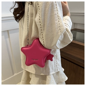 Sac bandoulière rose en forme d'étoile avec chaîne argentée et détails surpiqués