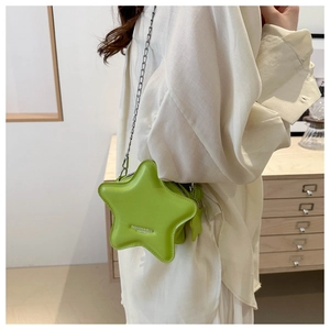 Détail d'un sac bandoulière étoile vert vif avec chaîne argentée et texte de logo