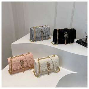 Women Quilted Chain Shoulder Bag Fashion Rhomboid Crossbody Bag With Tassel Metal Logo Small Square Bag Daily Dating Bag