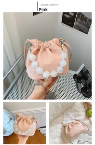 Détail du sac seau rose à cordon avec poignée décorative en perles marbrées