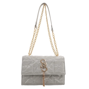 Chic light gray quilted chain bag with gold S-logo and fringe tassel detail