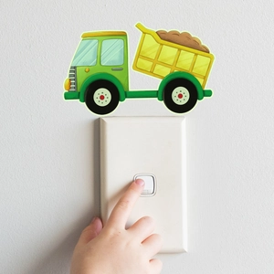 Cartoon muursticker groene kiepauto boven de lichtschakelaar in de kinderkamer