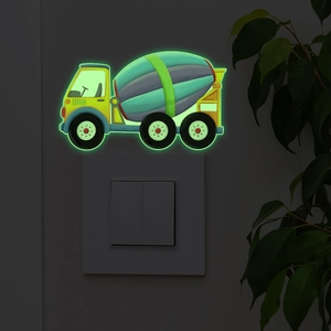 Lichtgevende betonmixer muursticker met groen glow-in-the-dark effect in de nacht