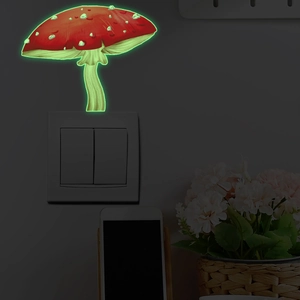 Lichtgevende paddenstoel muursticker met groen lichteffect op een lichtschakelaar