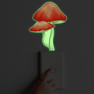 Lichtgevende paddestoel stickers die oplichten in het donker rond een witte schakelaar