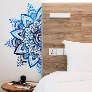 Sticker mural mandala bleu avec design floral géométrique pour décoration de chambre