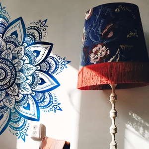 Gros plan du sticker mural mandala bleu et lampe vintage avec abat-jour à fleurs