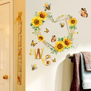 Détail de stickers muraux avec couronne de tournesols, papillons et panneau doré WC