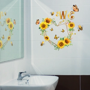 Détail de stickers imperméables couronne de tournesols et papillons sur carrelage WC