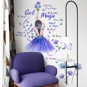 Sticker mural fille violette avec fleurs et papillons pour chambre d'enfant rêveuse