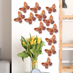 Detalle de pegatinas de pared de mariposas 3D caladas naranjas en una pared blanca