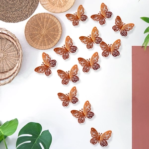 Detalle de pegatinas de pared de mariposa 3D caladas con motivos florales en fondo blanco