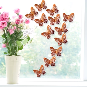 Detalle de pegatinas de pared de mariposas 3D caladas con textura metálica de oro rosa y patrones