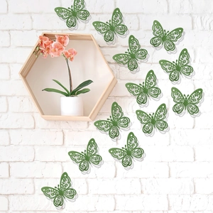 Detalle de 12 mariposas 3D caladas en verde brillante sobre pared de ladrillo blanco