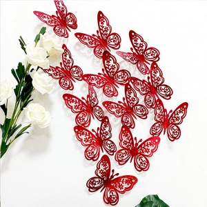 Detailansicht der roten 3D-Schmetterling-Wandaufkleber mit floralem Hohlmuster