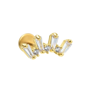 Dettaglio del piercing labret con zirconi a taglio baguette e rotondi incastonati