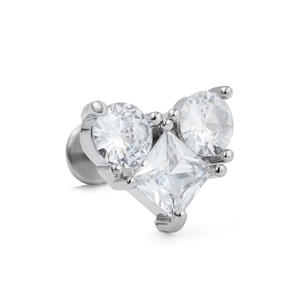 Détail macro d'un piercing labret en forme de cœur en acier inoxydable et cristaux