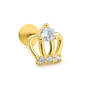 Détail de piercing labret couronne dorée avec zircons brillants et base plate en acier