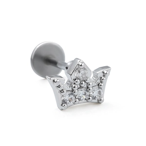 Gros plan sur un piercing labret couronne en argent serti de zircons brillants