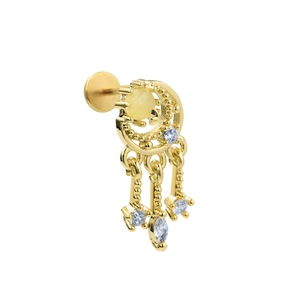 Detailansicht eines goldenen Monds-Ohrsteckers mit Zirkonia und Opal-Anhängern im Boho-Stil