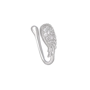 Dettaglio del polsino nasale in argento a forma di ala con pietre di zirconia cubica