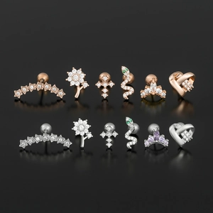 Orecchini a corona con micro-zirconi in oro rosa e argento su sfondo nero lucido
