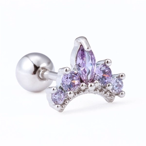 Dettaglio di orecchino a corona con zirconi viola e chiusura a vite in argento