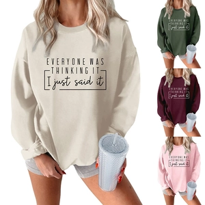 Vistas detalladas de cuatro colores de sudaderas de felpa de gran tamaño para mujer con frases