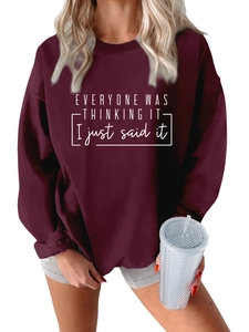Detalle de sudadera de felpa granate con eslogan de texto blanco para mujer casual