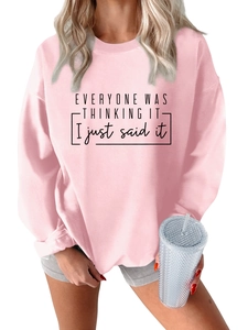 Detalle de sudadera rosa de cuello redondo con eslogan 'Everyone Was Thinking It'