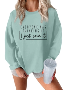 Detalle de sudadera verde menta con eslogan negro impreso en suave algodón mixto