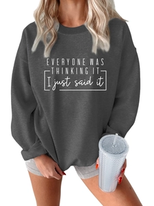 Detalle de sudadera gris oscuro con texto blanco 'EVERYONE WAS THINKING IT' bordado