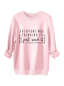 Detalle de sudadera rosa de cuello redondo con el lema 'EVERYONE WAS THINKING IT'