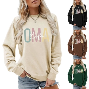 Détail de l'imprimé à lettres OMA life sur un sweat-shirt décontracté à manches longues