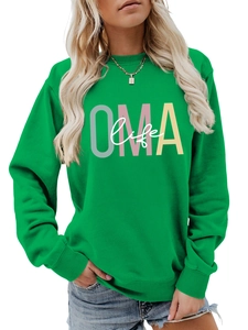 Détail de l'imprimé OMA life sur un sweat-shirt vert fluo avec poignets côtelés