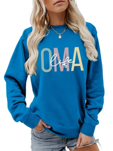 Détail du sweat à col rond bleu avec imprimé graphique OMA life et texture en coton