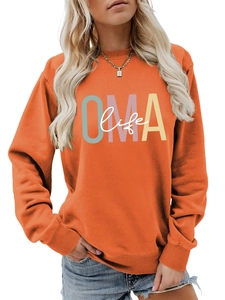 Détail des poignets côtelés et imprimé OMA life sur le sweat-shirt orange à col rond