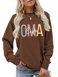 Détails de l'imprimé OMA life et col rond côtelé sur le sweat-shirt marron foncé